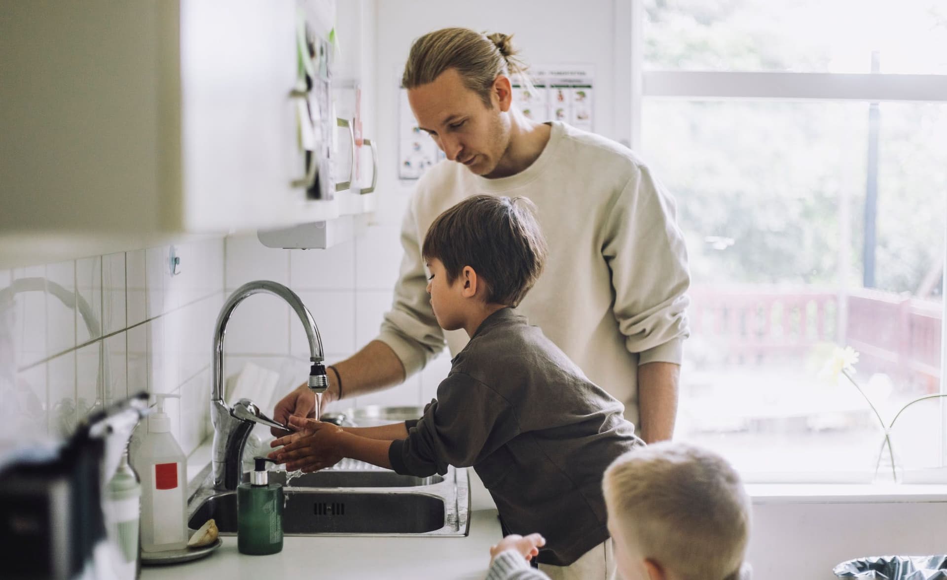 Kinderpfleger bei der Arbeit mit Kindern.