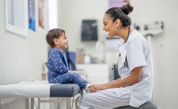 Eine Kinderkrankenschwester kümmert sich um ein Kleinkind.