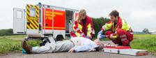 Rettungsassistenten kümmern sich um Unfallopfer.