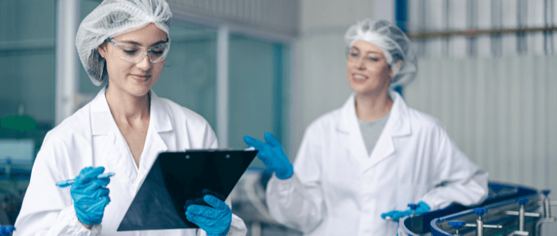 Zwei Fachkräfte für Lebensmitteltechnik bei der Arbeit