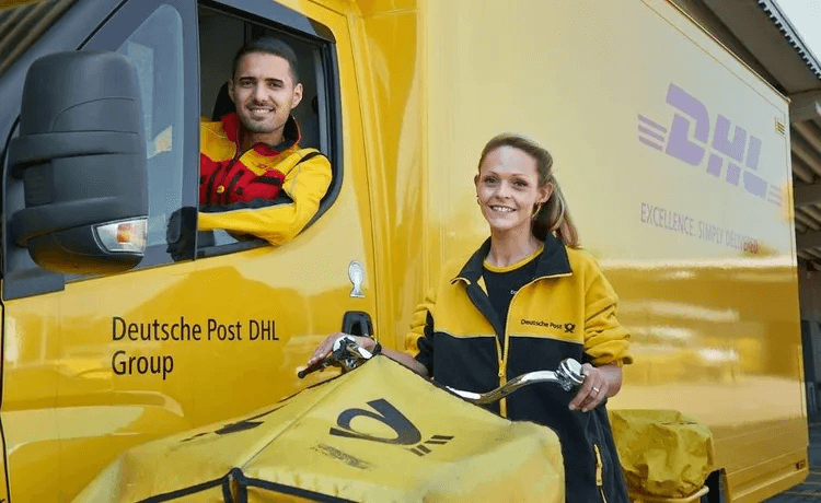 Postbote im Auto und Paketbotin auf dem Fahrrad bei DHL und der Deutschen Post