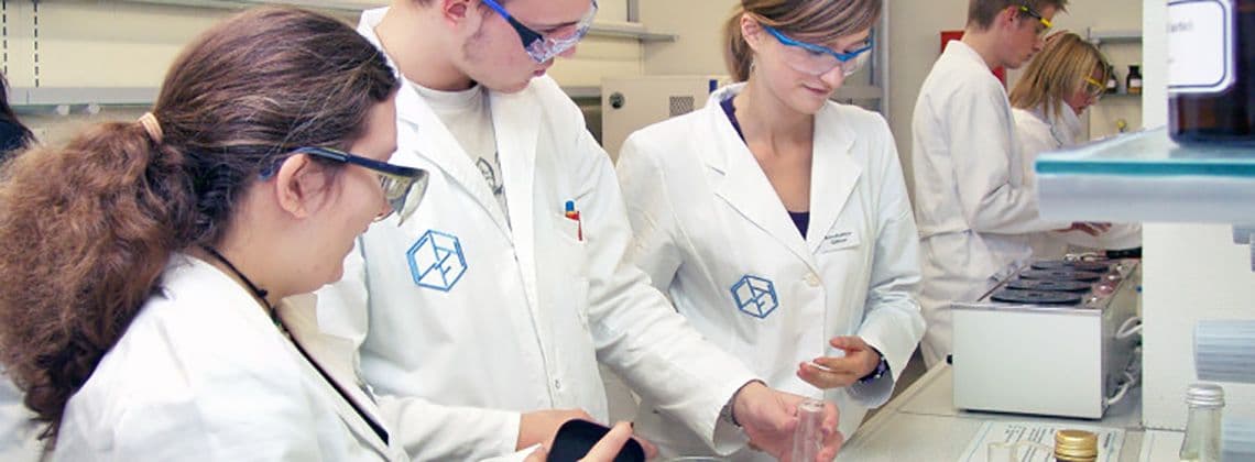 Die Ausbildung als Chemisch-technischer Assistent am Institut Dr. Flad
