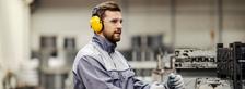 Verfahrenstechnologe Metall bedient Maschinen bei der Arbeit