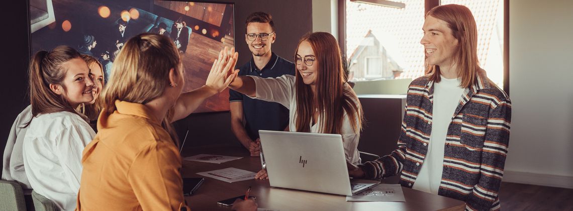 Headerbild Profil Kaufmann IT-Systemmanagement bei netgo: Angestellte bei netgo bei der Arbeit