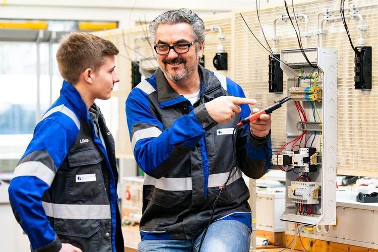 Ausbildung zum Elektroniker/in für Energie und