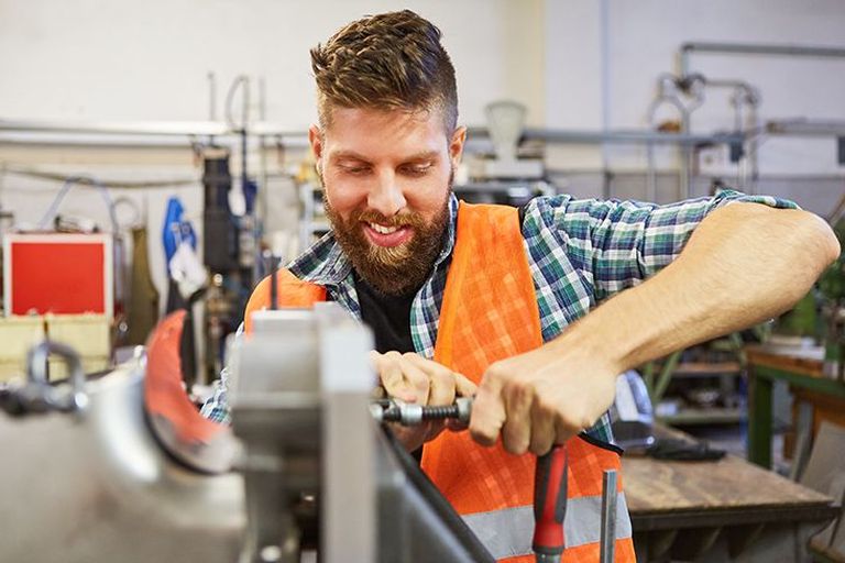Auszubildender zum Schlosser bei der Arbeit