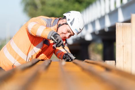 Stahlbetonbauer in Arbeitskleidung bei der Arbeit.