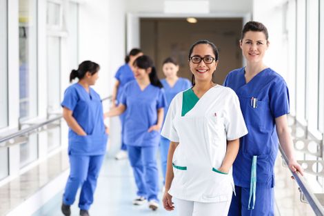 Pflegeazubis auf Krankenhausflur bei den Helioskliniken