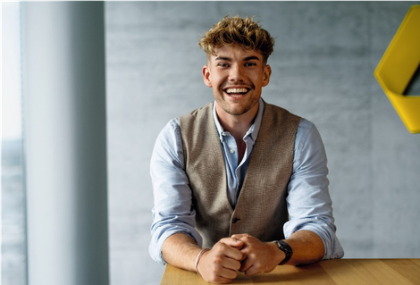 Commerzbank-Azubi lächelt in die Kamera.