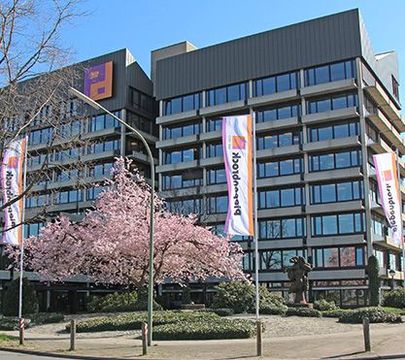 Gebäude mit Fahnenmast davor auf dem steht Piepenbrock