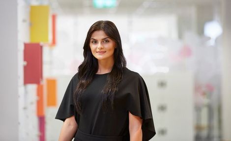 Junge Frau lächelt in die Kamera.