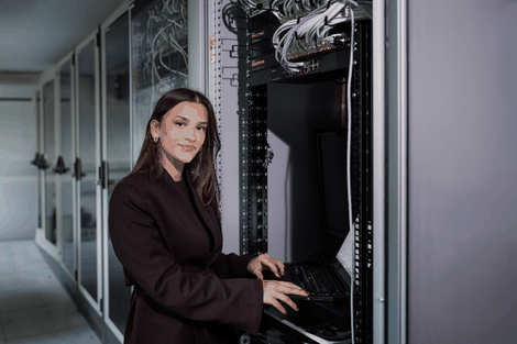 Duale Studentin der Verwaltungsinformatik bei der Arbeit.