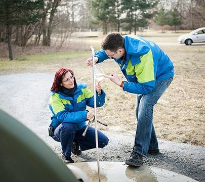 Umwelttechnologen für Wasserversorgung bei der Arbeit.