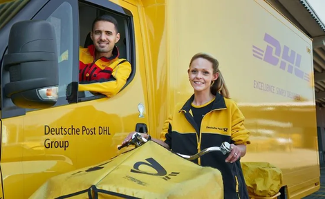 Postbote im Auto und Paketbotin auf dem Fahrrad bei DHL und der Deutschen Post