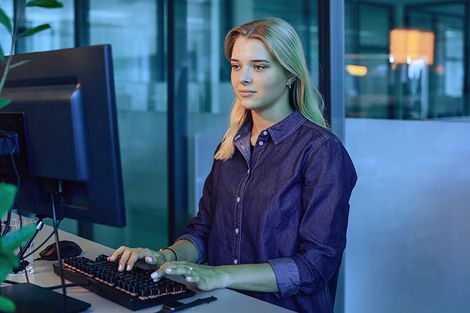Sport- und Gesundheitsinformatikerin bei der Arbeit.