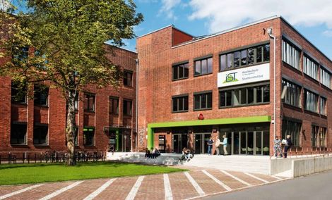 Gebäudeansicht der IST-Hochschule.