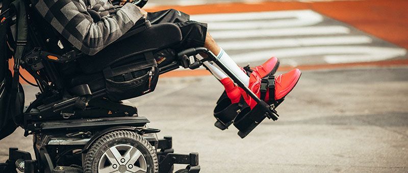 Junge sitzt im Rollstuhl