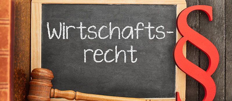 Wort Wirtschaftsrecht auf einer Tafel