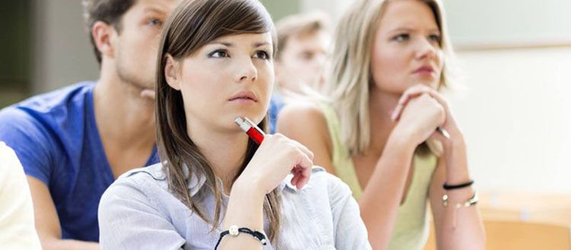 Studierende sitzen in der Uni