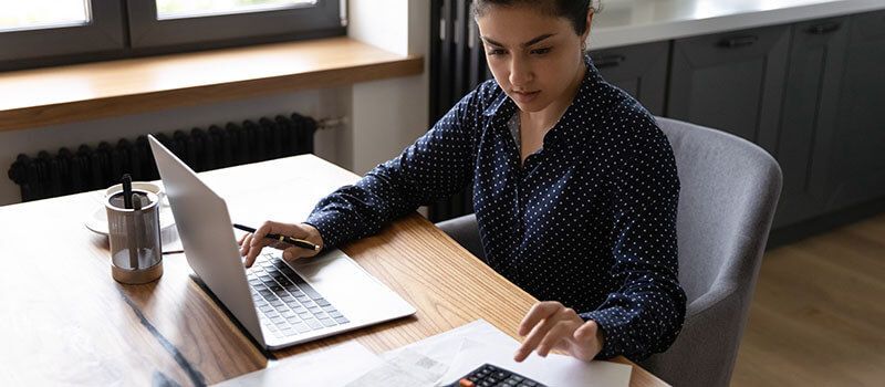 Frau sitzt am Laptop