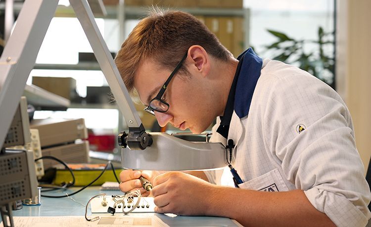 Elektroniker arbeitet an einem Projekt Elektroniker arbeitet an einem Projekt