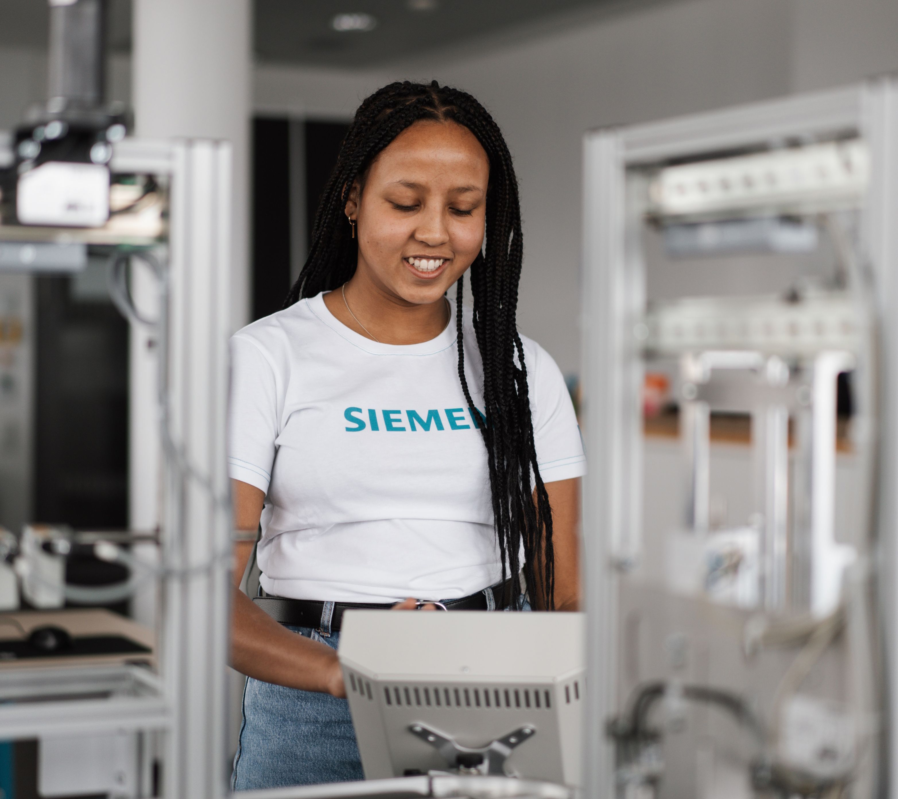 Siemens-Mitarbeiterin bei der Arbeit.