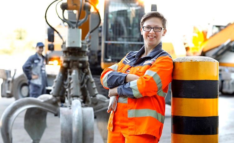 Fachkraft für Kreislauf- und Abfallwirtschaft schaut in die Kamera