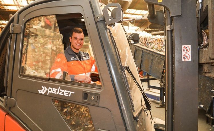 Fachkraft für Kreislauf- und Abfallwirtschaft fährt einen Gabelstapler