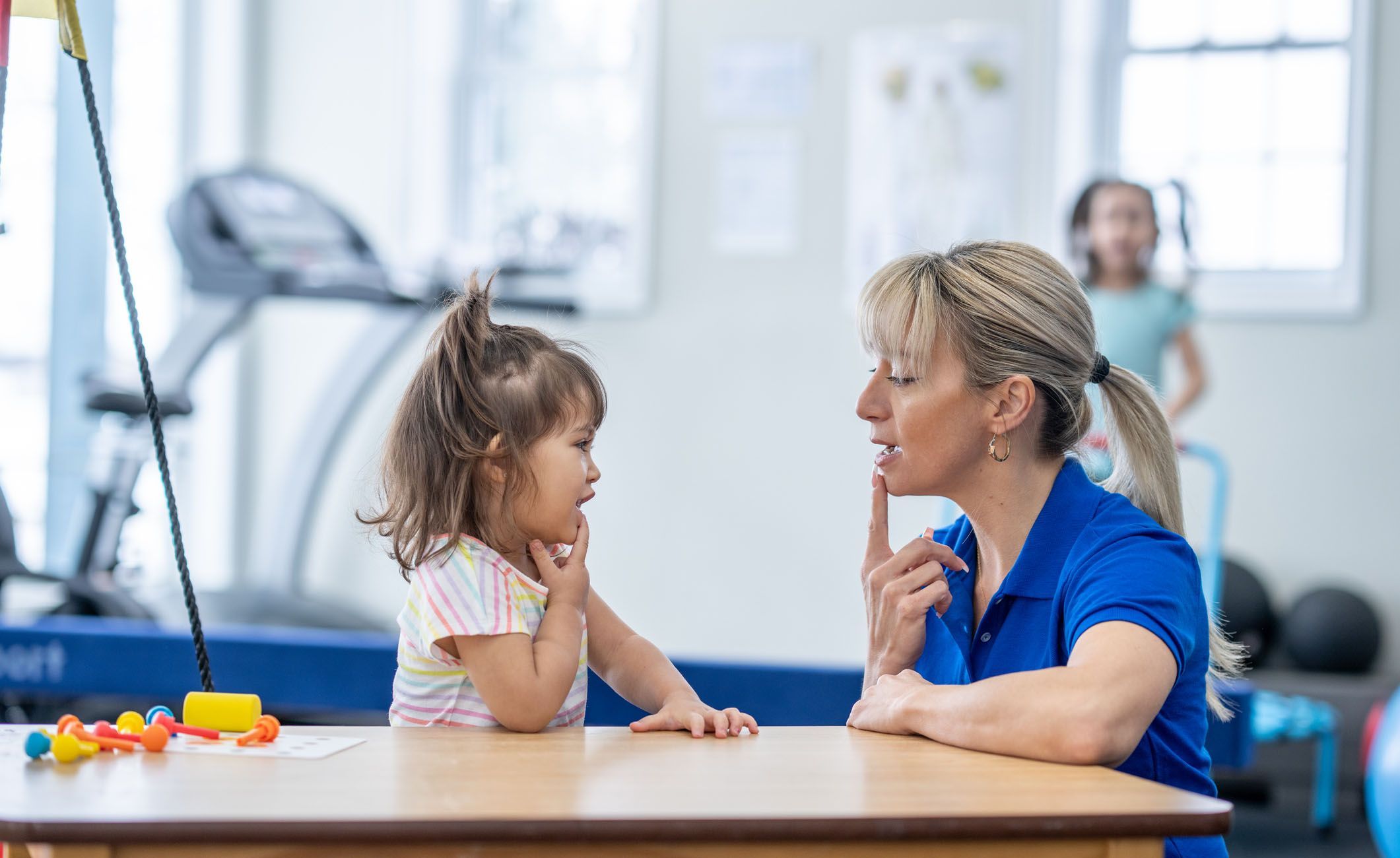 Logopädin arbeitet mit einem jungen Mädchen. Logopädin arbeitet mit einem jungen Mädchen.