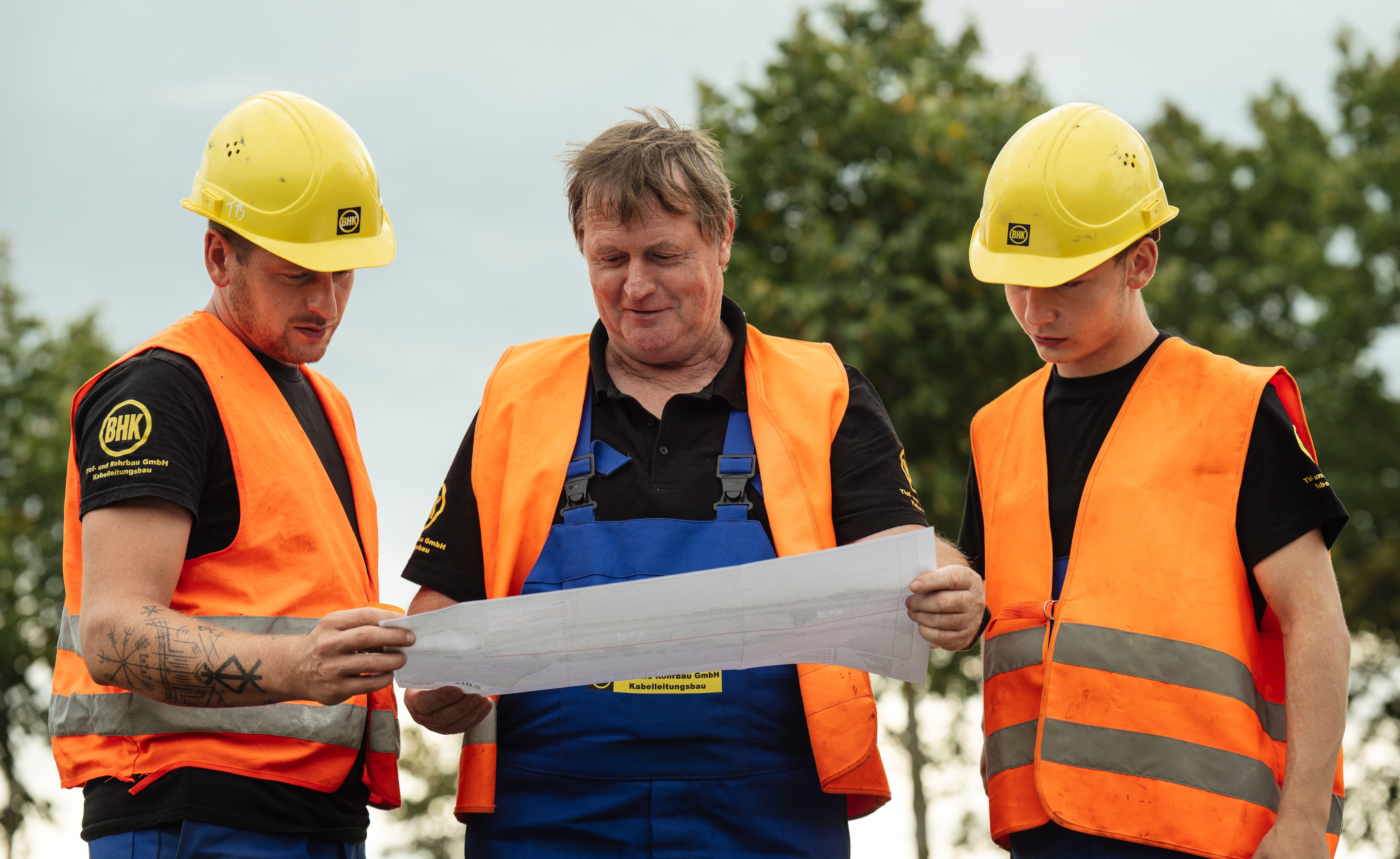 Tiefbaufacharbeiter bei der Seier Gruppe lesen Bauplan. Tiefbaufacharbeiter bei der Seier Gruppe lesen Bauplan.