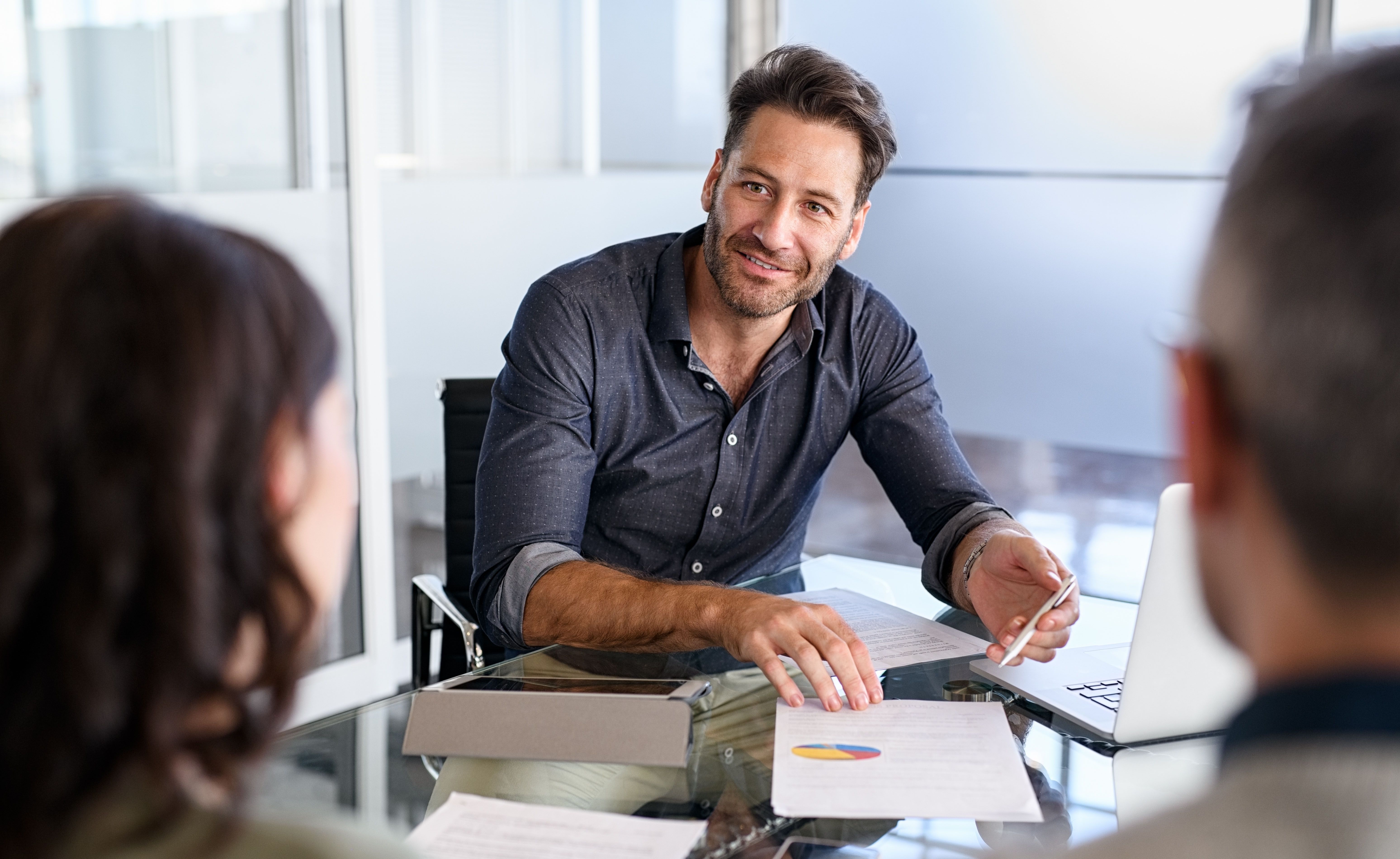 Männlicher Finanzberater bei der Arbeit. Männlicher Finanzberater bei der Arbeit.