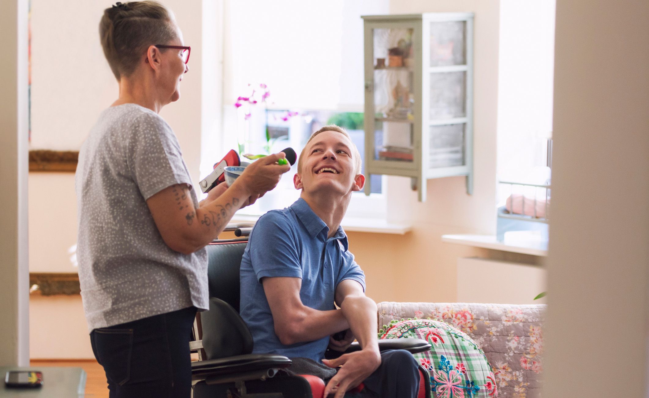 Heilerziehungspfleger spielt mit Patienten