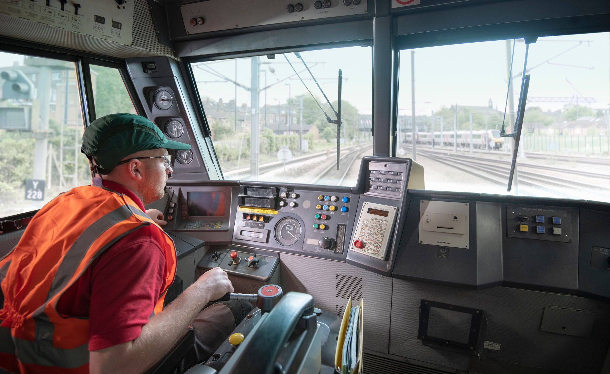 Ein Lokführer fährt eine Lok auf den Schienen. Ein Lokführer fährt eine Lok auf den Schienen.