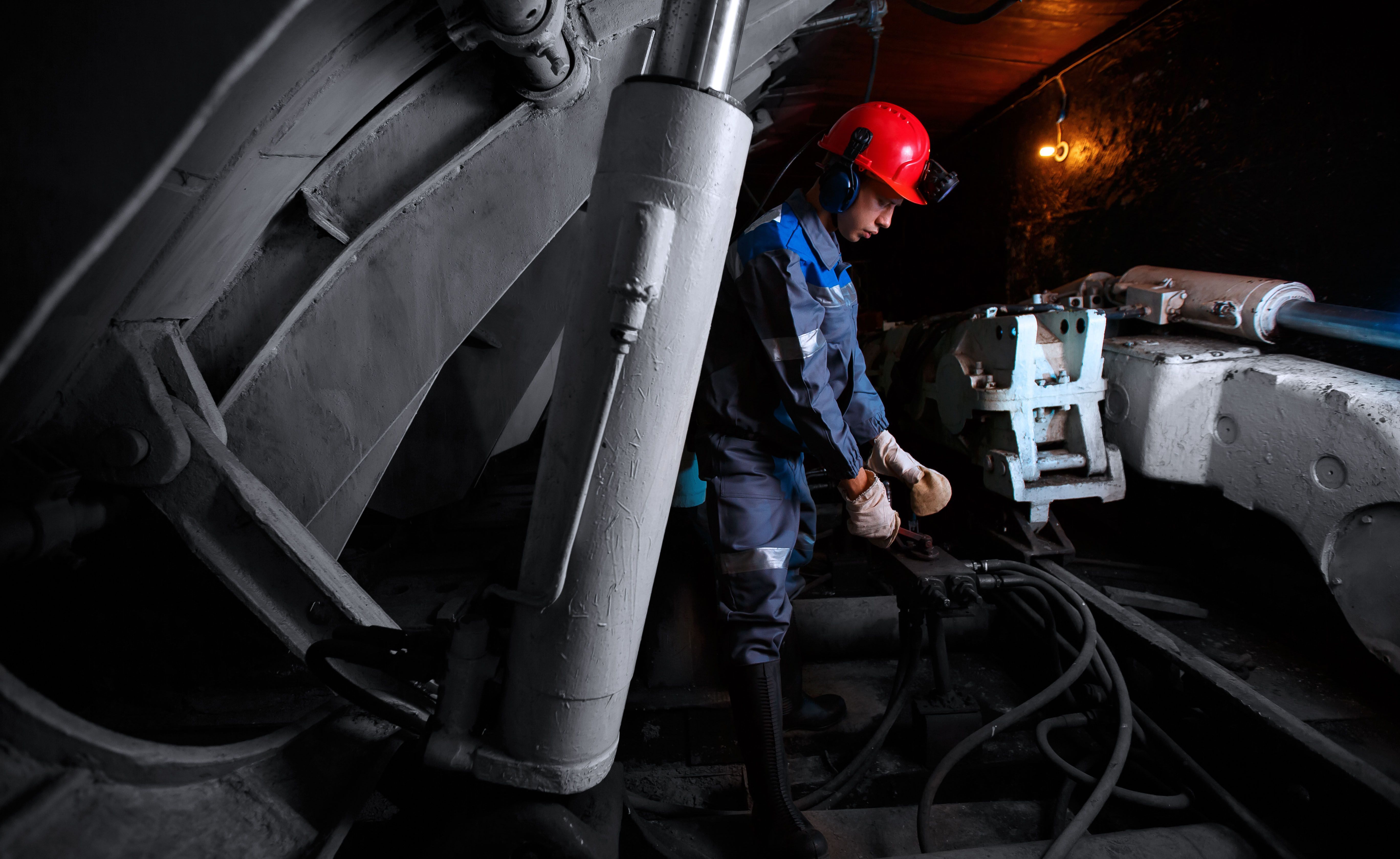 Bergmann repariert eine Maschine unter Tage. Bergmann repariert eine Maschine unter Tage.