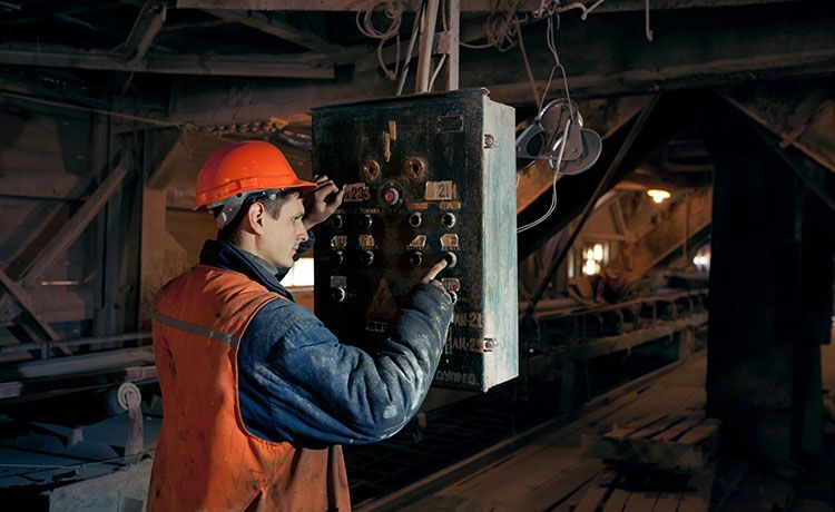 Bergmann bedient Maschine unter Tage. Bergmann bedient Maschine unter Tage.