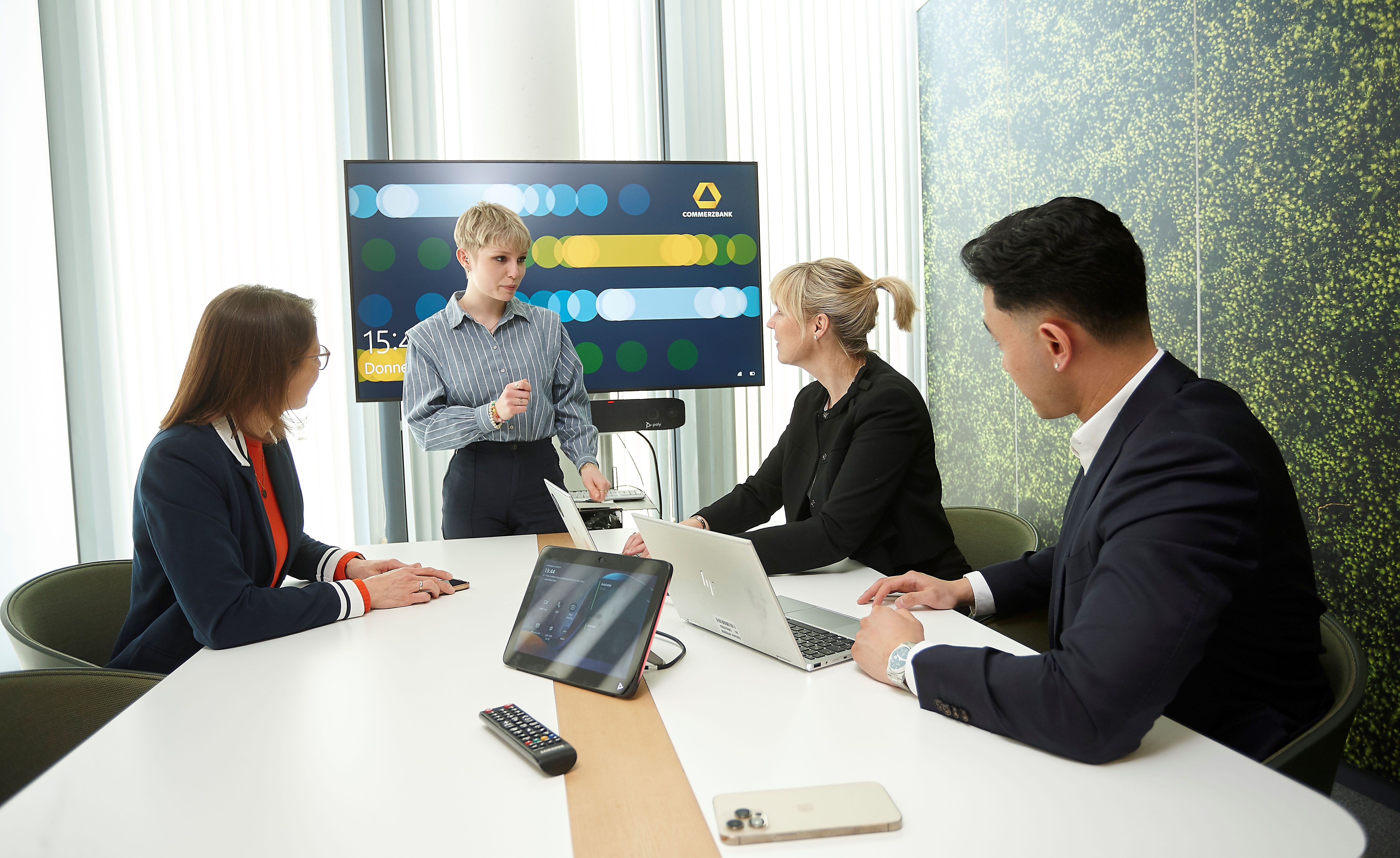 Mitarbeitende bei der Commerzbank bei der Arbeit.