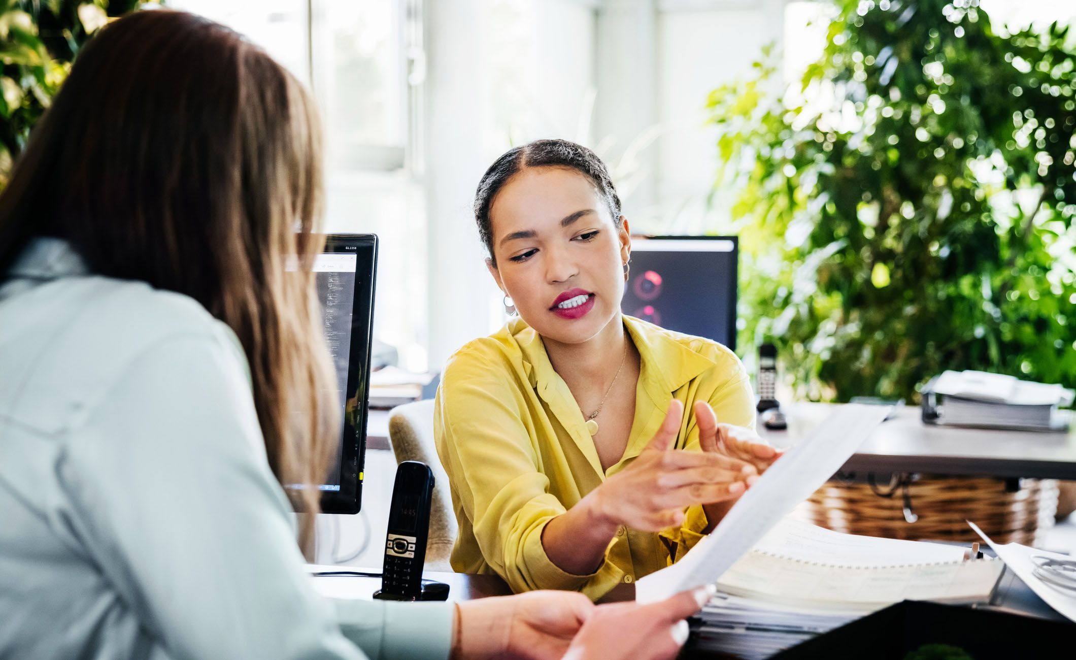 Zwei Frauen auf der Arbeit als Business Administrator.