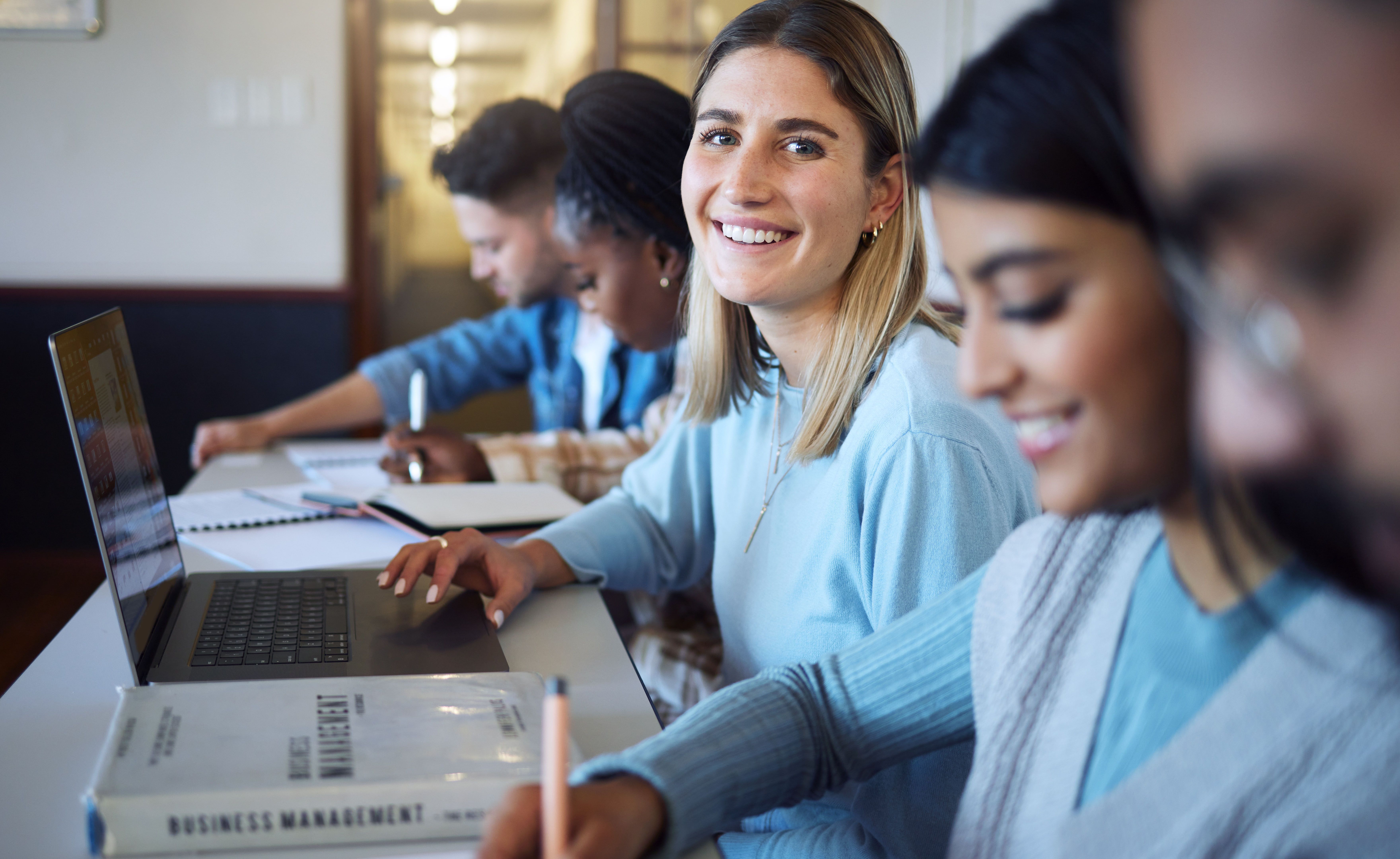 BWL Studenten sitzen in einer Reihe und lernen. BWL Studenten sitzen in einer Reihe und lernen.