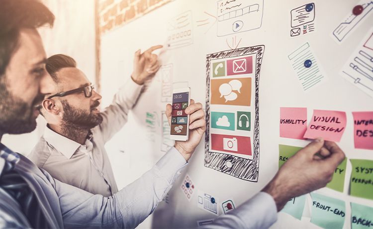 Studenten stehen vor einem Whiteboard. Studenten stehen vor einem Whiteboard.