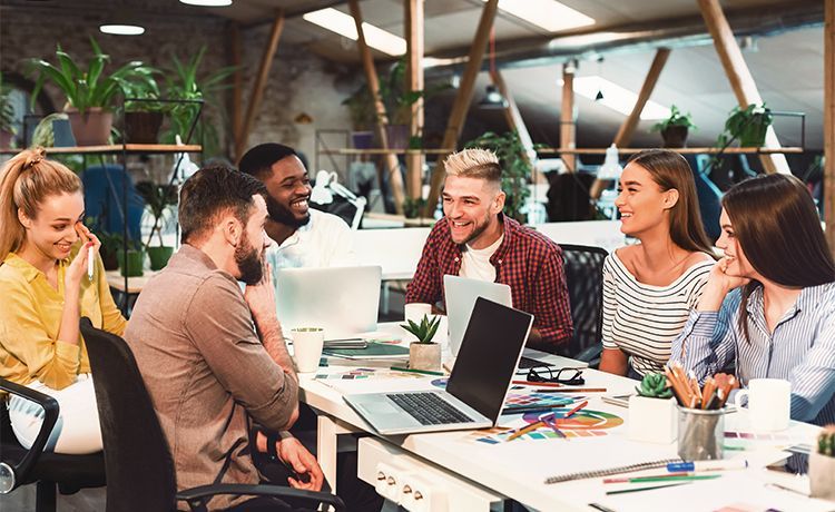 Eine Gruppe Studenten sitzt am Schreibtisch. Eine Gruppe Studenten sitzt am Schreibtisch.