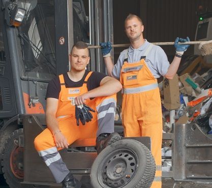 Zwei Fachkräfte für Kreislauf- und Abfallwirtschaft bei der Arbeit