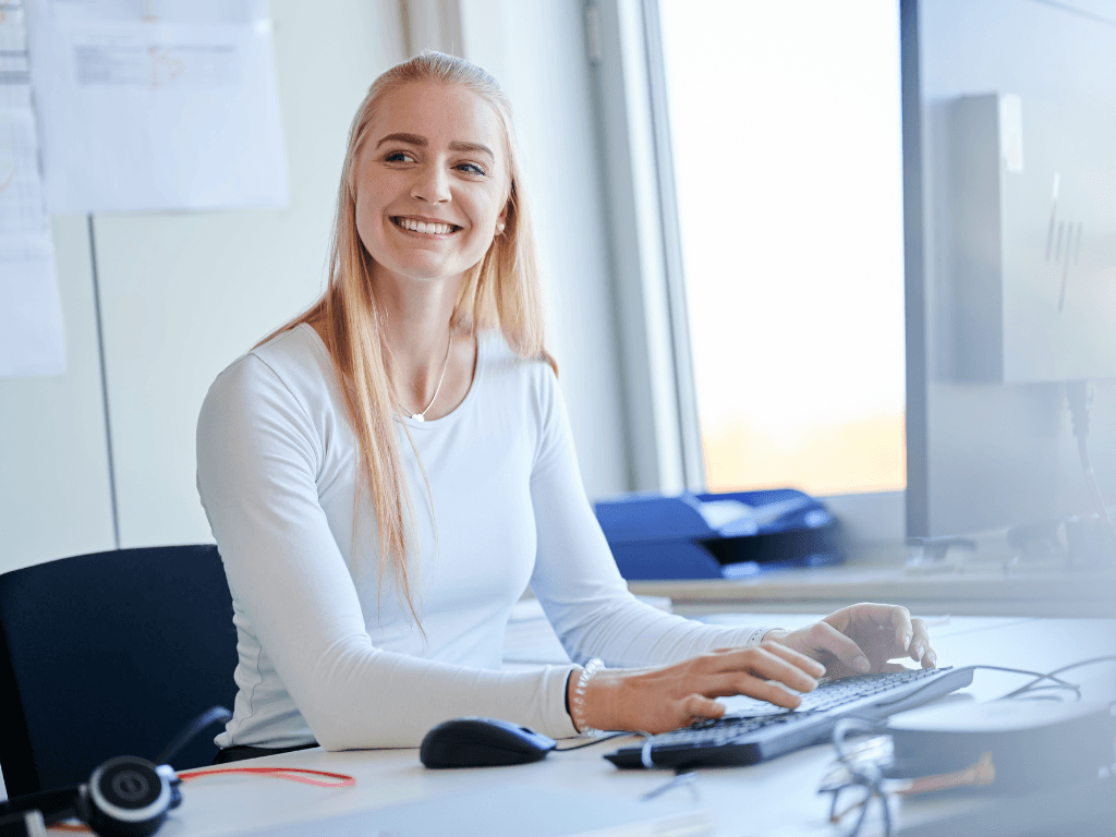 Business Administration Studentin arbeitet ab PC.