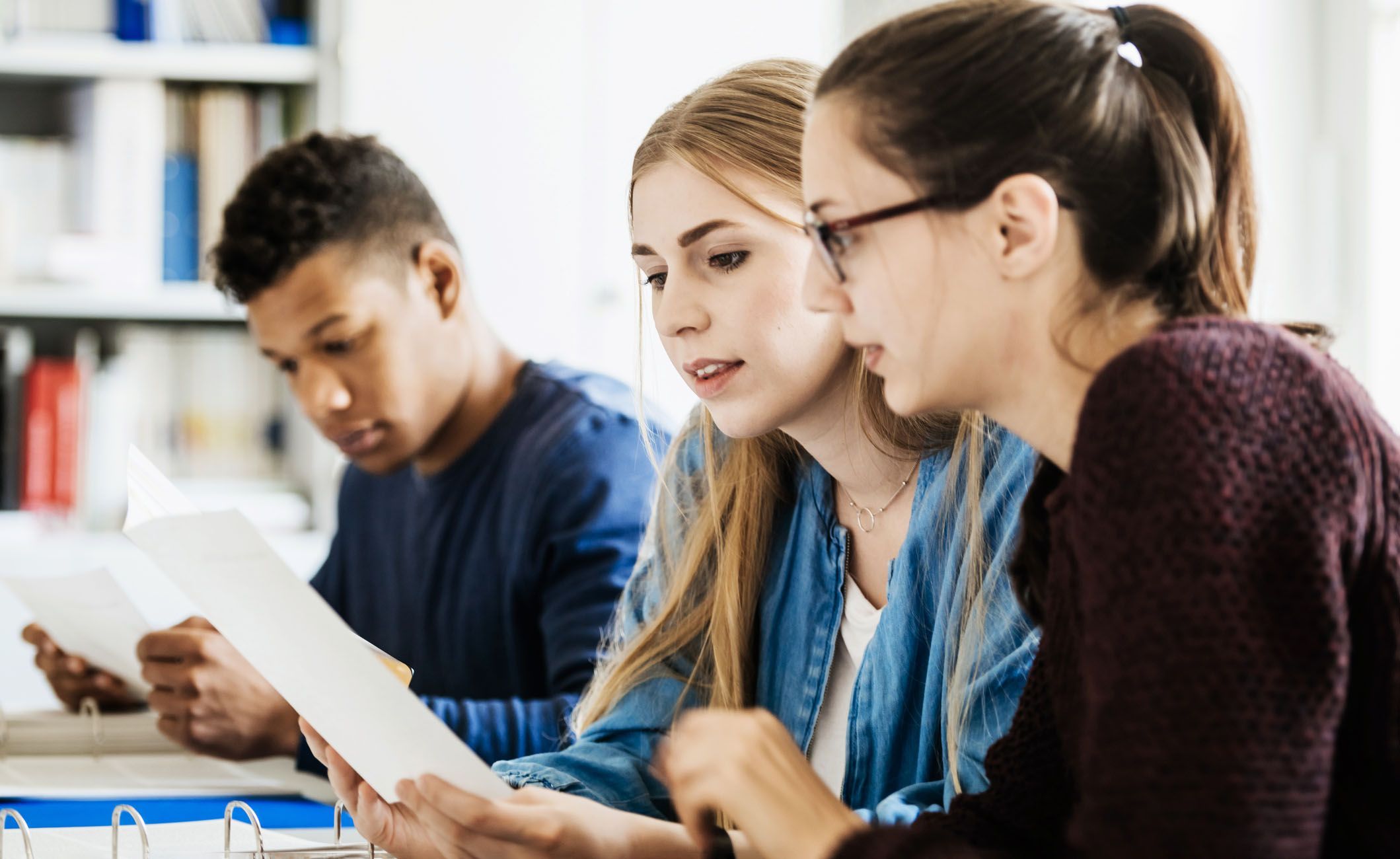 Studierende beim Lernen für das duale Studium Business Administration