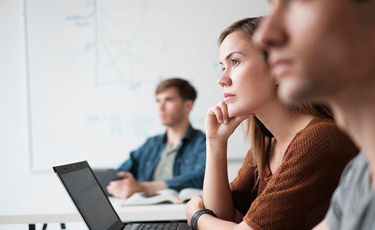 Studierende sitzen in einem Seminarraum vor dem Laptop.  Studierende sitzen in einem Seminarraum vor dem Laptop.