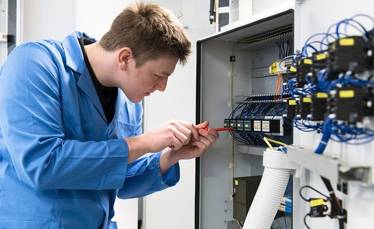 Elektroniker bei Siemens bei der Arbeit. Elektroniker bei Siemens bei der Arbeit.