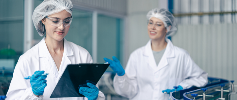 Zwei Fachkräfte für Lebensmitteltechnik bei der Arbeit Zwei Fachkräfte für Lebensmitteltechnik bei der Arbeit
