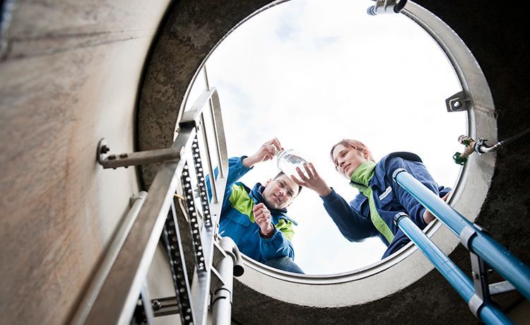 Umwelttechnologen für Wasserversorgung entnehmen Wasserproben. Umwelttechnologen für Wasserversorgung entnehmen Wasserproben.