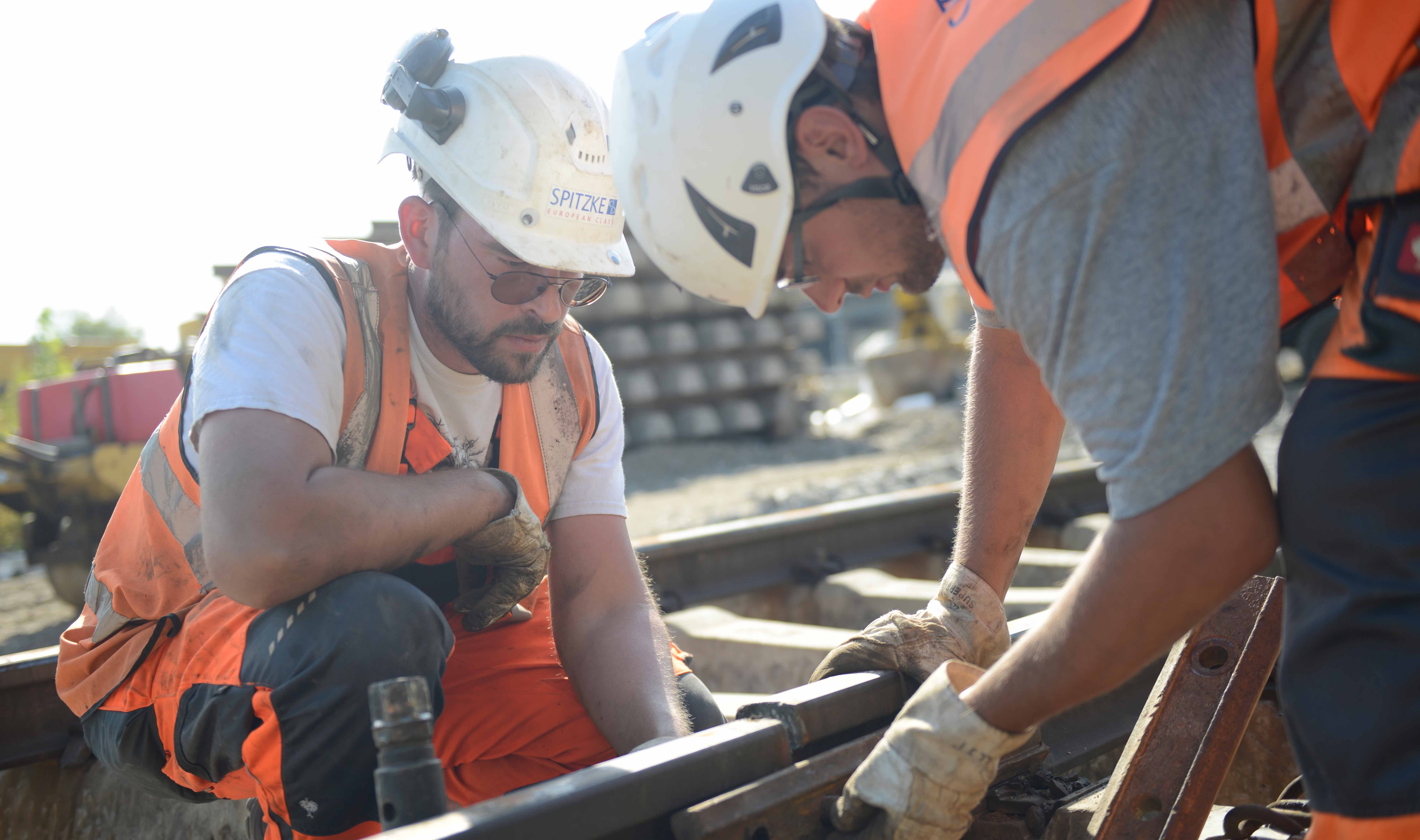 Gleisbauer arbeiten an Bahnschienen. Gleisbauer arbeiten an Bahnschienen.