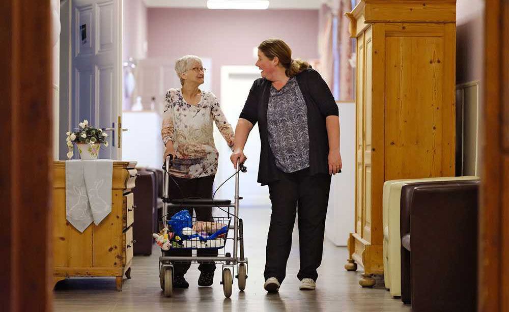 Eine Heilerziehungspflegerin betreut Patientin. Eine Heilerziehungspflegerin betreut Patientin.