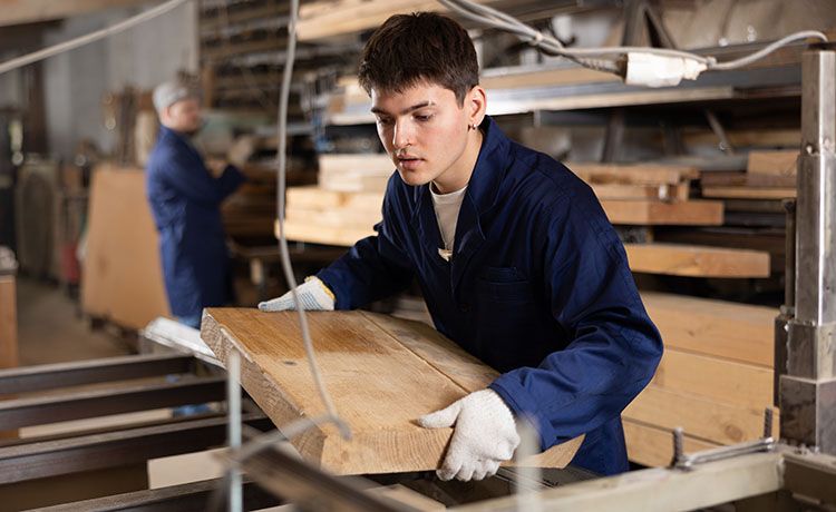 Holztechniker-Azubi bei der Arbeit.